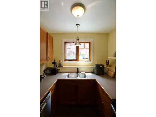 530 Foster Place, Nelson, BC - Indoor Photo Showing Kitchen With Double Sink