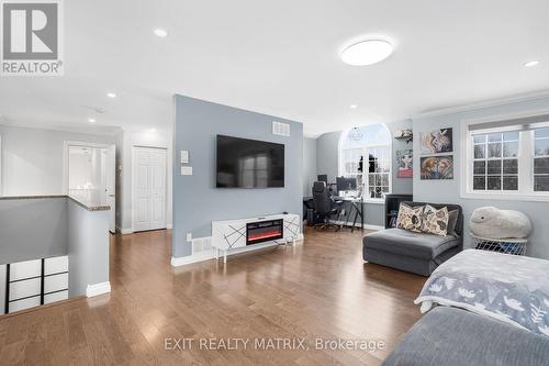 1322 Du Gouverneur Drive, Ottawa, ON - Indoor Photo Showing Living Room