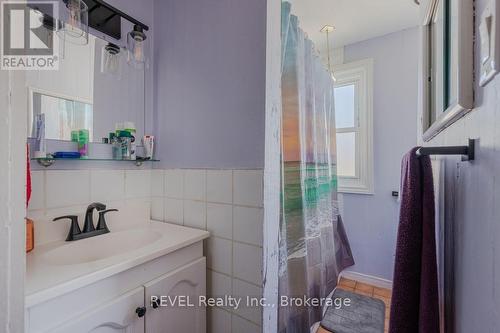 83 Rodman Street, St. Catharines (Downtown), ON - Indoor Photo Showing Bathroom