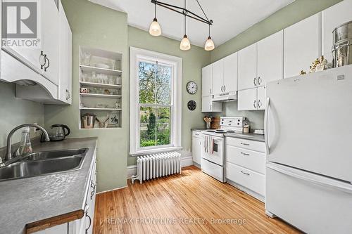 5 D'Arcy Street, Perth, ON - Indoor Photo Showing Kitchen With Double Sink