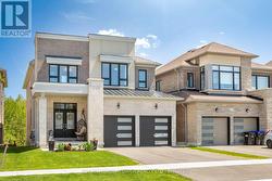 194 FERRAGINE CRESCENT Bradford West Gwillimbury, ON L3Z 4K1