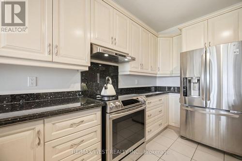 7288 Zinnia Place, Mississauga, ON - Indoor Photo Showing Kitchen