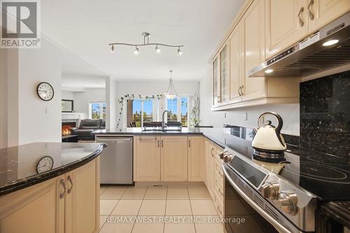 7288 Zinnia Place, Mississauga, ON - Indoor Photo Showing Kitchen With Upgraded Kitchen