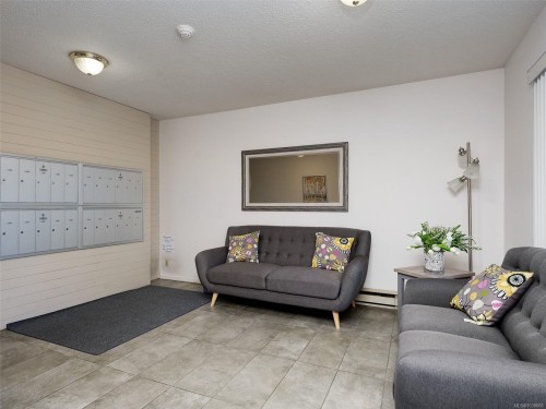 #406-3258 Alder St, Saanich, BC - Indoor Photo Showing Living Room