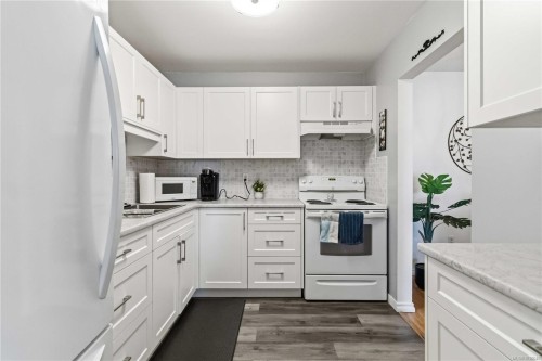 #203-1665 Oak Bay Ave, Victoria, BC - Indoor Photo Showing Kitchen