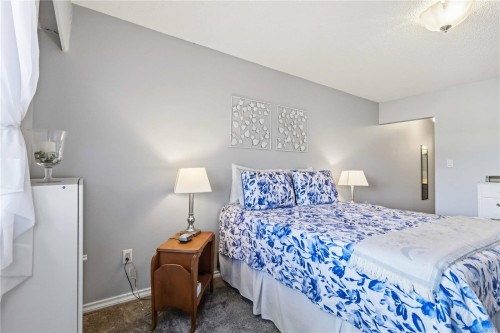 #203-1665 Oak Bay Ave, Victoria, BC - Indoor Photo Showing Bedroom