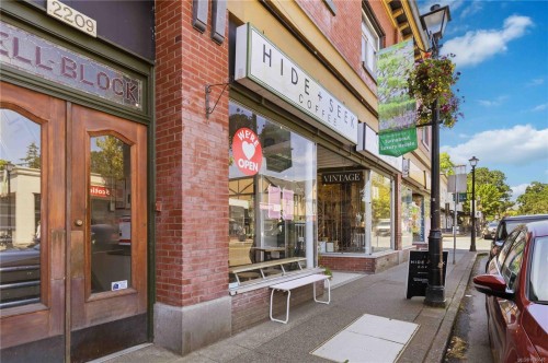 #203-1665 Oak Bay Ave, Victoria, BC - Outdoor
