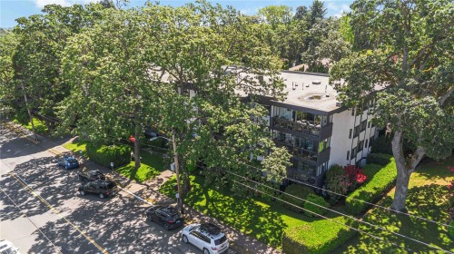 #203-1665 Oak Bay Ave, Victoria, BC - Outdoor