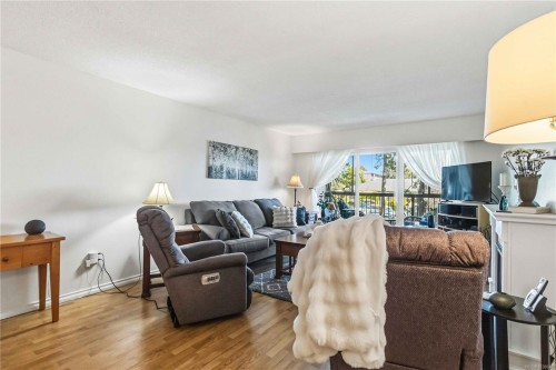 #203-1665 Oak Bay Ave, Victoria, BC - Indoor Photo Showing Living Room