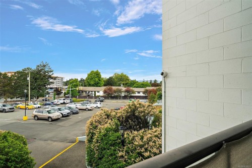 #211-290 Regina Ave, Saanich, BC - Outdoor