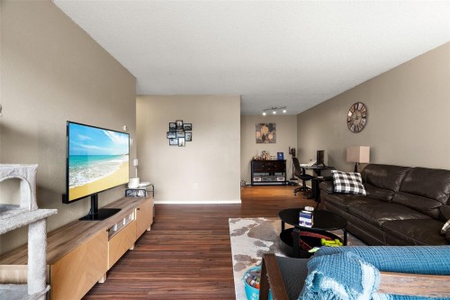 #211-290 Regina Ave, Saanich, BC - Indoor Photo Showing Living Room