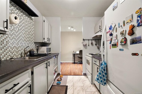 #211-290 Regina Ave, Saanich, BC - Indoor Photo Showing Kitchen With Double Sink