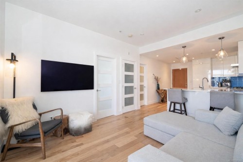 #408-916 Lyall St, Esquimalt, BC - Indoor Photo Showing Living Room
