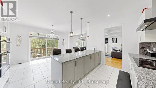 193 Thornbush Boulevard E, Brampton, ON - Indoor Photo Showing Kitchen With Upgraded Kitchen