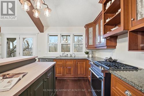 1987 Snake Road, Burlington, ON - Indoor Photo Showing Kitchen