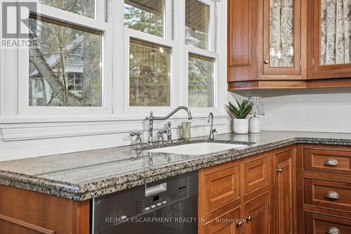 1987 Snake Road, Burlington, ON - Indoor Photo Showing Kitchen