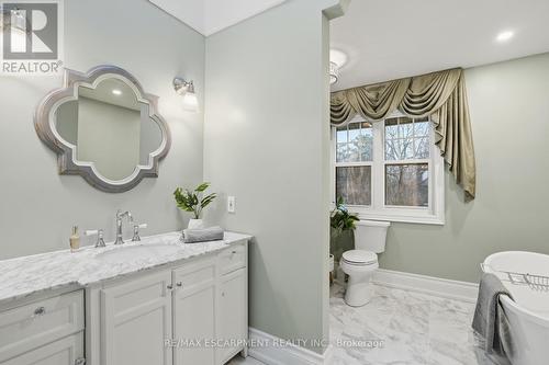 1987 Snake Road, Burlington, ON - Indoor Photo Showing Bathroom