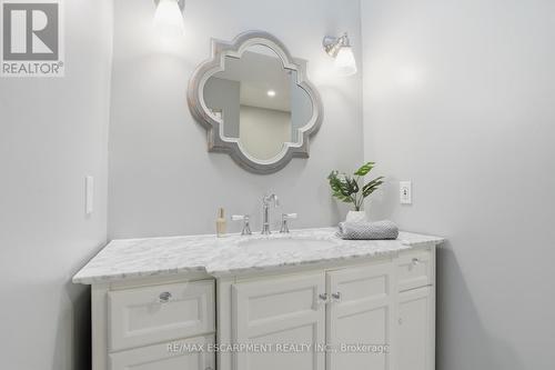 1987 Snake Road, Burlington, ON - Indoor Photo Showing Bathroom
