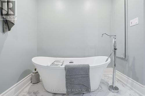 1987 Snake Road, Burlington, ON - Indoor Photo Showing Bathroom