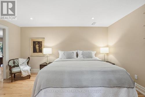1987 Snake Road, Burlington, ON - Indoor Photo Showing Bedroom