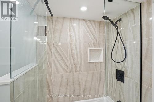 1987 Snake Road, Burlington, ON - Indoor Photo Showing Bathroom