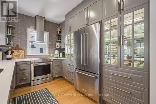 119 Westside Drive, Oakville, ON - Indoor Photo Showing Kitchen With Upgraded Kitchen
