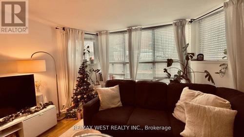 1061 Bathurst Street, Toronto, ON - Indoor