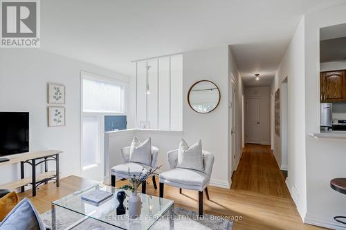 10 Mendip Crescent, Toronto, ON - Indoor Photo Showing Living Room