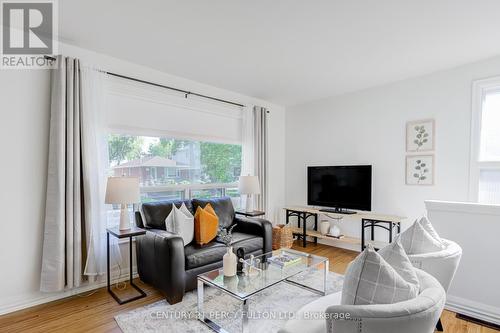 10 Mendip Crescent, Toronto, ON - Indoor Photo Showing Living Room