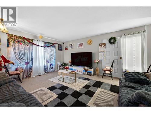 2070/2072 Westsyde Road, Kamloops, BC - Indoor Photo Showing Living Room