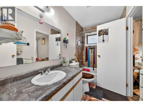 2070/2072 Westsyde Road, Kamloops, BC - Indoor Photo Showing Bathroom