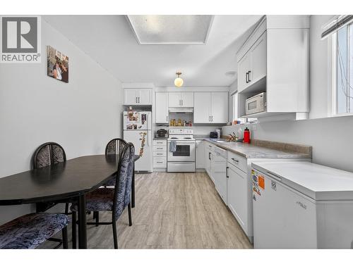 2070/2072 Westsyde Road, Kamloops, BC - Indoor Photo Showing Kitchen