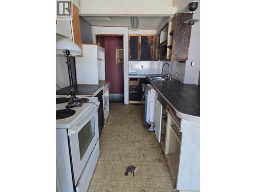 304 Mcanally Street, Trail, BC - Indoor Photo Showing Kitchen With Double Sink