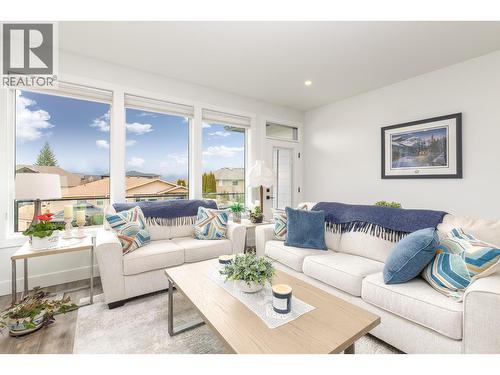 1441 20 Avenue Se Unit# 4, Salmon Arm, BC - Indoor Photo Showing Living Room