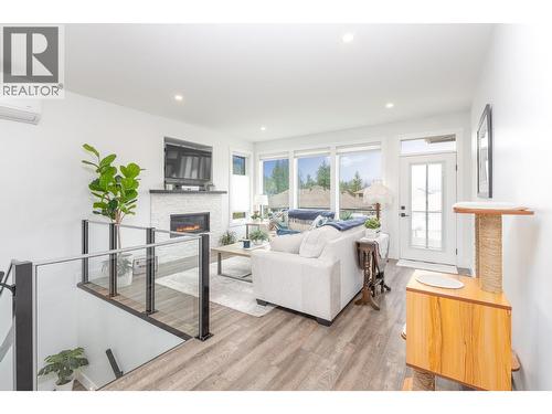 1441 20 Avenue Se Unit# 4, Salmon Arm, BC - Indoor Photo Showing Living Room With Fireplace