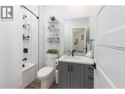 1441 20 Avenue Se Unit# 4, Salmon Arm, BC - Indoor Photo Showing Bathroom