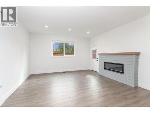 1441 20 Avenue Se Unit# 4, Salmon Arm, BC - Indoor Photo Showing Living Room With Fireplace