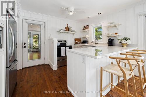 2 - 1032 Island Park Road, Muskoka Lakes (Medora), ON - Indoor Photo Showing Kitchen
