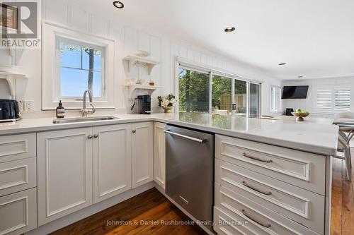 2 - 1032 Island Park Road, Muskoka Lakes (Medora), ON - Indoor Photo Showing Kitchen