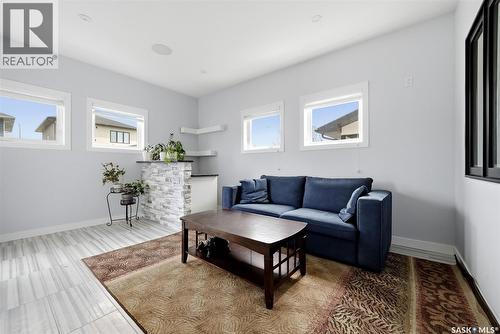 1609 Maple Hill Crescent N, Regina, SK - Indoor Photo Showing Living Room