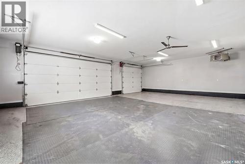 1609 Maple Hill Crescent N, Regina, SK - Indoor Photo Showing Garage