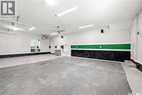 1609 Maple Hill Crescent N, Regina, SK - Indoor Photo Showing Garage