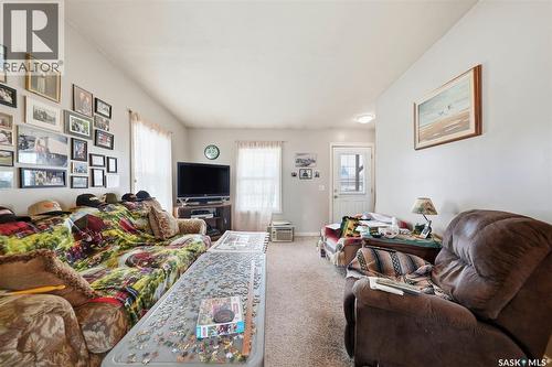 409 8Th Avenue W, Watrous, SK - Indoor Photo Showing Living Room