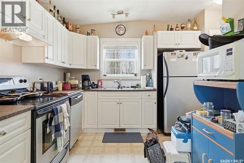 409 8Th Avenue W, Watrous, SK - Indoor Photo Showing Kitchen With Double Sink