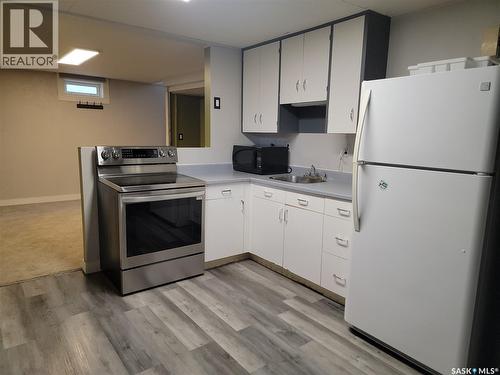 1621 Greig Avenue, Saskatoon, SK - Indoor Photo Showing Kitchen