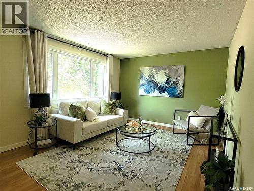 1621 Greig Avenue, Saskatoon, SK - Indoor Photo Showing Living Room