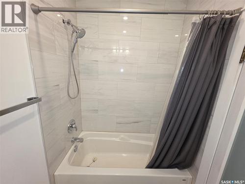 125 D Avenue S, Saskatoon, SK - Indoor Photo Showing Bathroom