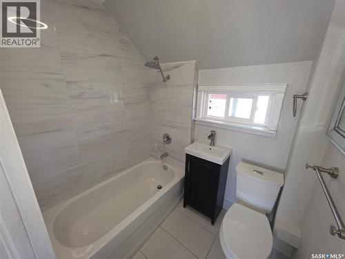 125 D Avenue S, Saskatoon, SK - Indoor Photo Showing Bathroom