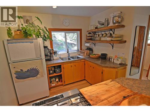 5396 6 Highway, Winlaw, BC - Indoor Photo Showing Kitchen With Double Sink