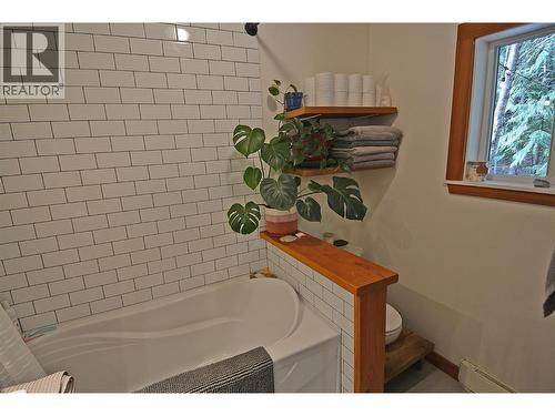 5396 6 Highway, Winlaw, BC - Indoor Photo Showing Bathroom